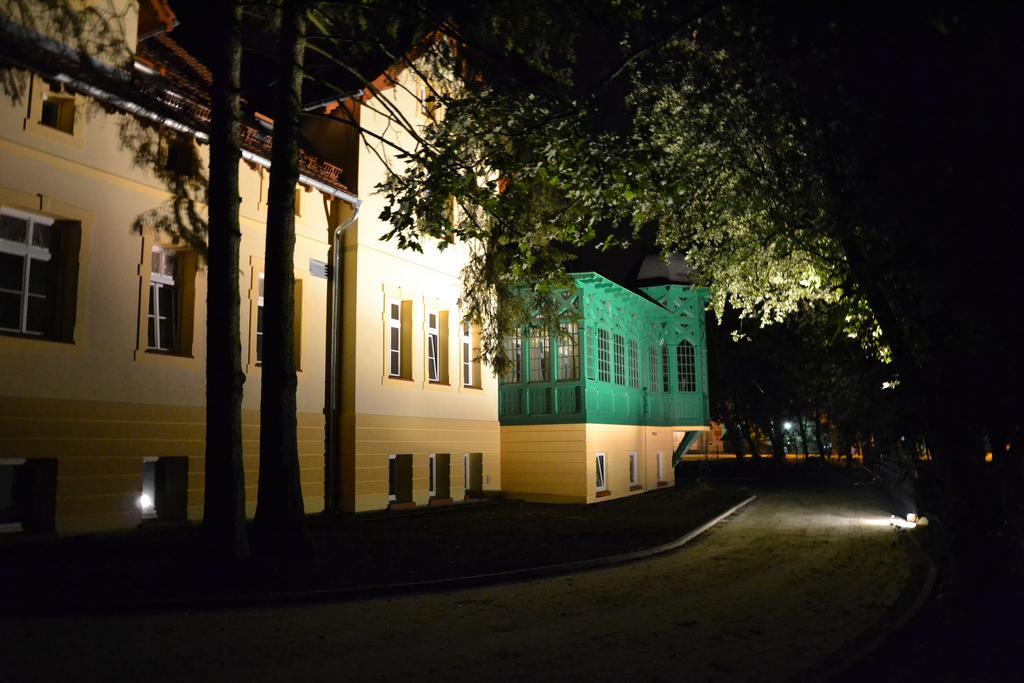 Maison d'hôtes Dwor Spalice à Oleśnica Extérieur photo