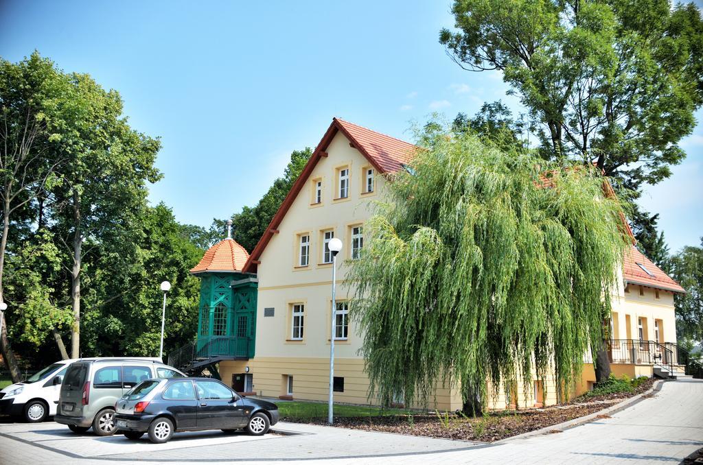 Maison d'hôtes Dwor Spalice à Oleśnica Extérieur photo